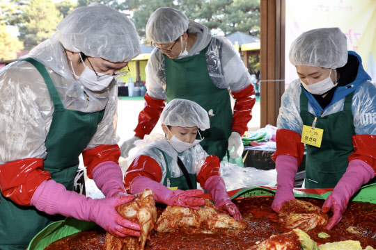 GS건설 김장김치 봉사활동에 참여한 GS건설 임직원 가족들이 김장김치를 만들고 있다. <GS건설 제공>
